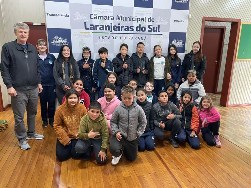 Câmara recebe estudantes da Escola Teotônio Vilela para aula prática sobre o Legislativo